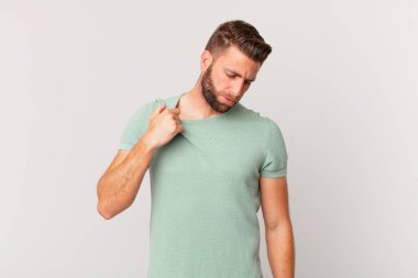 Genç yakışıklı adam stresli, endişeli, yorgun ve hayal kırıklığına uğramış hissediyor.