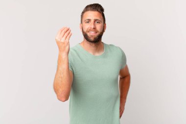 Genç yakışıklı adam kapiş ya da para hareketi yapıyor, sana ödemeni söylüyor.