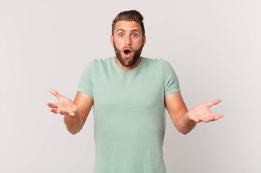 Genç yakışıklı adam, inanılmaz bir sürprizle şaşkına dönmüş ve hayrete düşmüştü.