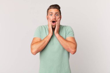 Genç yakışıklı adam şok olmuş ve korkmuş hissediyor.