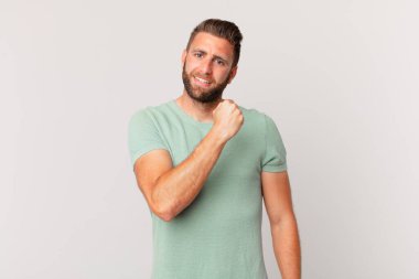 Genç yakışıklı adam kendini mutlu hissediyor ve bir meydan okumayla yüzleşiyor ya da kutluyor