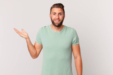 Genç yakışıklı adam kendini mutlu hissediyor, bir çözüm ya da fikir bulduğuna şaşırıyor.