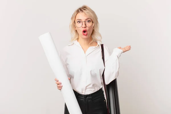 Young Pretty Woman Looking Surprised Shocked Jaw Dropped Holding Object — ストック写真