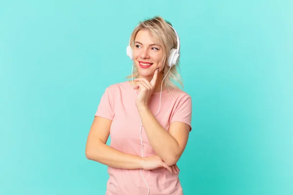 Young Pretty Woman Smiling Happily Daydreaming Doubting Listening Music Concept — Stockfoto