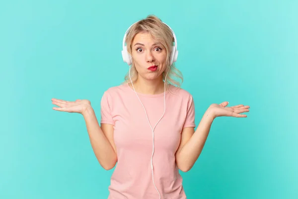 Young Pretty Woman Feeling Puzzled Confused Doubting Listening Music Concept — Stockfoto