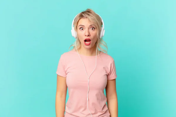 Young Pretty Woman Looking Very Shocked Surprised Listening Music Concept — Stockfoto