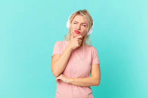Fiatal Csinos Gondolkodik Kétkedő Zavarodott Hallgatás Zenei Koncepció — Stock Fotó