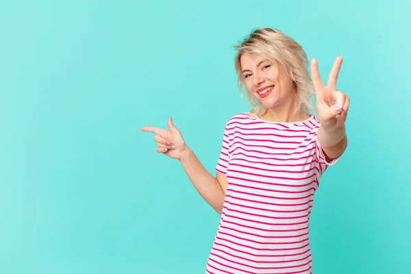 Jovem Mulher Bonita Sorrindo Olhando Feliz Gesticulando Vitória Paz Conceito — Fotografia de Stock