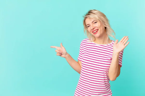 Young Pretty Woman Smiling Happily Waving Hand Welcoming Greeting You — Stock Photo, Image