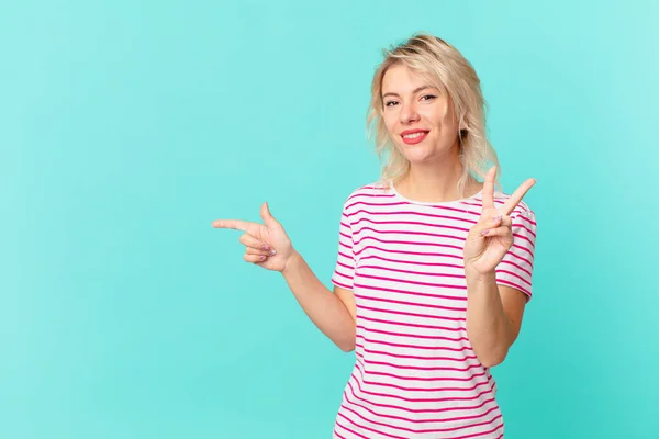 Jonge Mooie Vrouw Glimlachend Vriendelijk Toont Nummer Twee Kopieerruimte Concept — Stockfoto