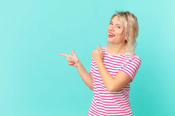 Jovem Mulher Bonita Sentindo Feliz Enfrentando Desafio Celebrando Conceito Espaço — Fotografia de Stock