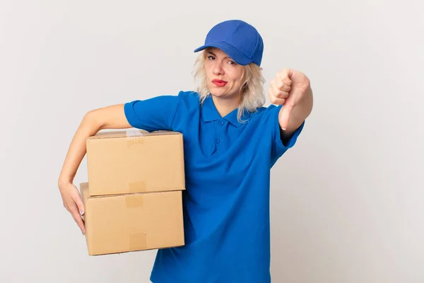 Junge Hübsche Frau Die Sich Kreuzt Und Daumen Nach Unten — Stockfoto