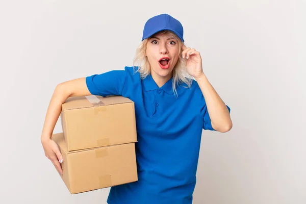 Junge Hübsche Frau Die Glücklich Erstaunt Und Überrascht Wirkt Konzept — Stockfoto