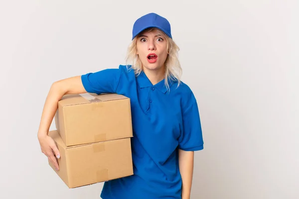 Young Pretty Woman Looking Very Shocked Surprised Package Delivering Concept — Foto de Stock