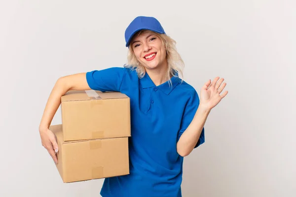 Jonge Mooie Vrouw Glimlacht Gelukkig Zwaaiende Hand Verwelkomen Groeten Pakket — Stockfoto