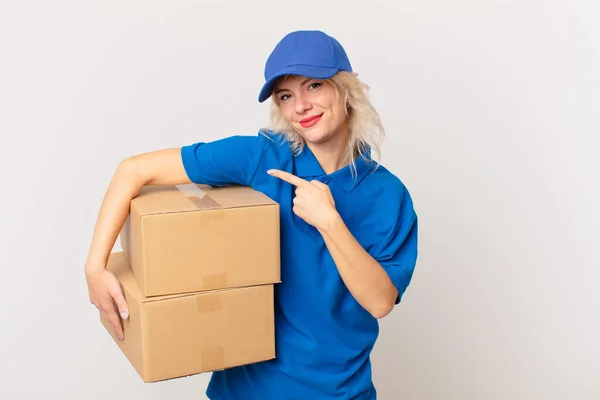 Jovem Mulher Bonita Sorrindo Alegremente Sentindo Feliz Apontando Para Lado — Fotografia de Stock