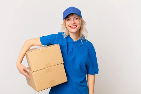 Junge Hübsche Frau Die Glücklich Und Angenehm Überrascht Aussieht Konzept — Stockfoto