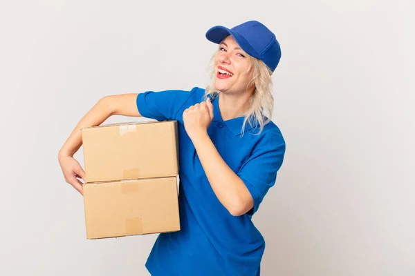 Junge Hübsche Frau Die Sich Glücklich Fühlt Und Vor Einer — Stockfoto