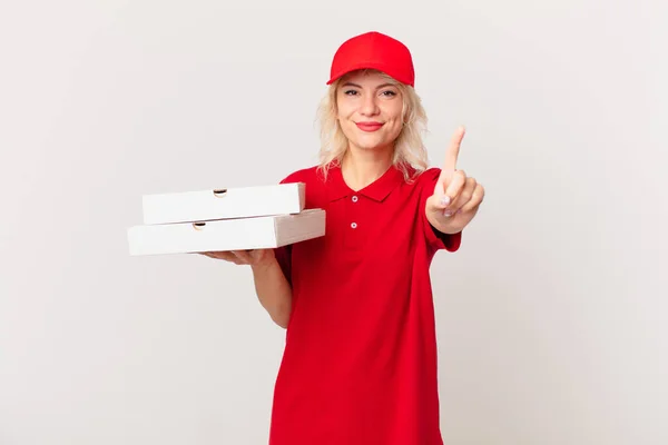 Junge Hübsche Frau Die Freundlich Lächelt Und Nummer Eins Zeigt — Stockfoto