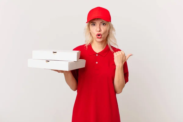 Young Pretty Woman Looking Astonished Disbelief Pizza Delivering Concept — Stok fotoğraf