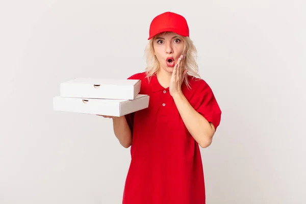 Jonge Mooie Vrouw Die Geschokt Bang Pizza Leveren Concept — Stockfoto