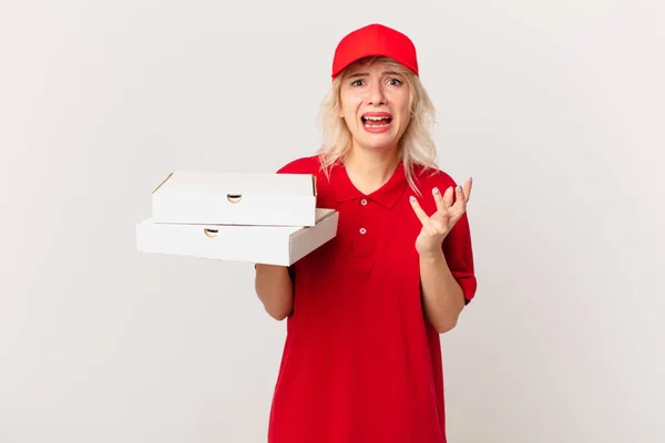 Jonge Mooie Vrouw Kijkt Wanhopig Gefrustreerd Gestrest Pizza Leveren Concept — Stockfoto