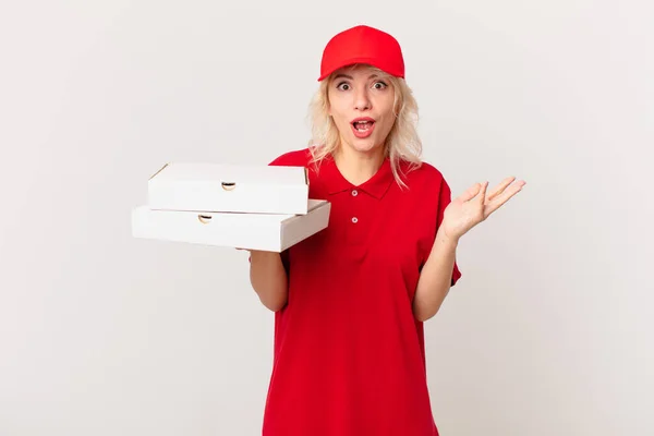 Jovem Bonita Mulher Sentindo Extremamente Chocado Surpreso Conceito Entrega Pizza — Fotografia de Stock