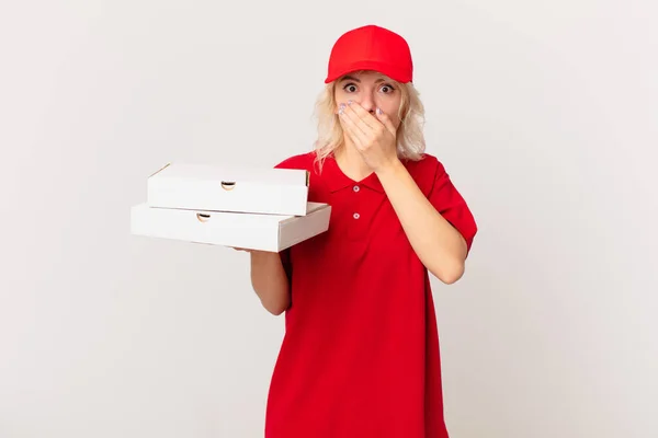 Młoda Ładna Kobieta Zakrywająca Usta Dłońmi Szoku Koncepcja Dostarczania Pizzy — Zdjęcie stockowe