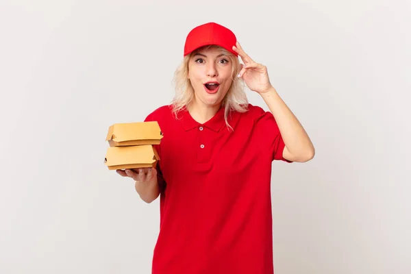 Junge Hübsche Frau Die Glücklich Erstaunt Und Überrascht Wirkt Burger — Stockfoto