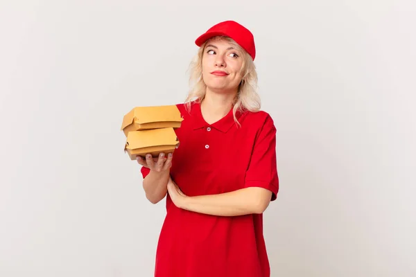 Young Pretty Woman Shrugging Feeling Confused Uncertain Burger Delivering Concept — Stok fotoğraf