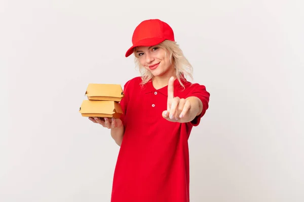 Jovem Mulher Bonita Sorrindo Orgulhosamente Confiantemente Fazendo Número Conceito Entrega — Fotografia de Stock