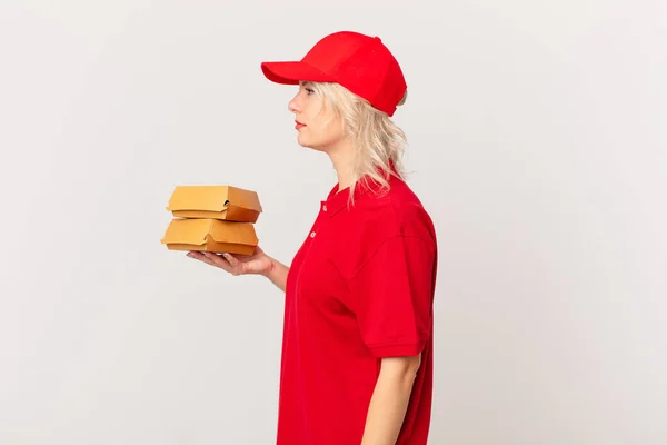 Junge Hübsche Frau Profil Die Denkt Imaginiert Oder Tagträumt Burger — Stockfoto