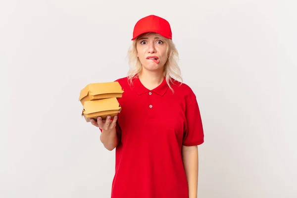 Young Pretty Woman Looking Puzzled Confused Burger Delivering Concept —  Fotos de Stock