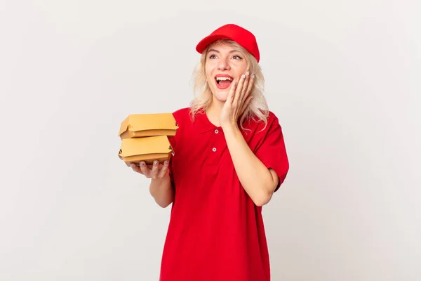 Junge Hübsche Frau Die Sich Glücklich Aufgeregt Und Überrascht Fühlt — Stockfoto