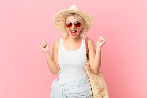 Die Junge Hübsche Frau Ist Schockiert Lacht Und Feiert Den — Stockfoto