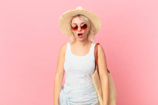 Young Pretty Woman Looking Very Shocked Surprised Summer Tourist Concept — Stockfoto