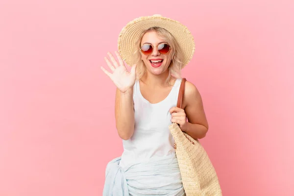 Giovane Bella Donna Sorridente Dall Aspetto Amichevole Mostrando Numero Cinque — Foto Stock