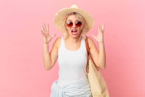 Jonge Mooie Vrouw Schreeuwen Met Handen Omhoog Lucht Zomers Toeristisch — Stockfoto