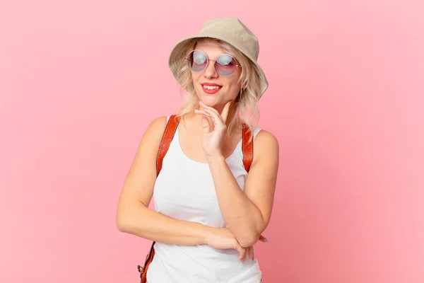 Jovem Mulher Bonita Sorrindo Feliz Sonhando Acordado Duvidar Conceito Turista — Fotografia de Stock