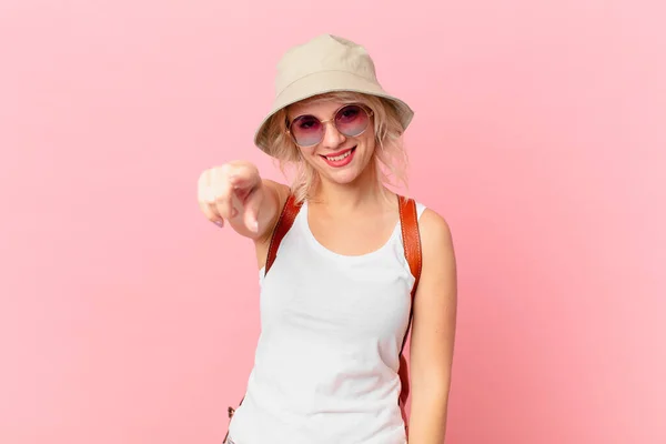 Jovem Mulher Bonita Apontando Para Câmera Escolhendo Você Conceito Turista — Fotografia de Stock