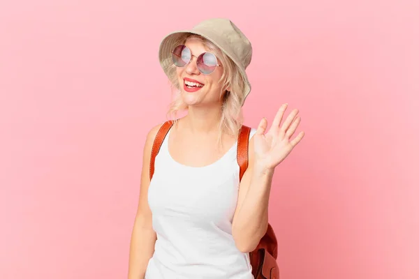 Jovem Mulher Bonita Sorrindo Feliz Acenando Mão Acolhendo Cumprimentando Você — Fotografia de Stock