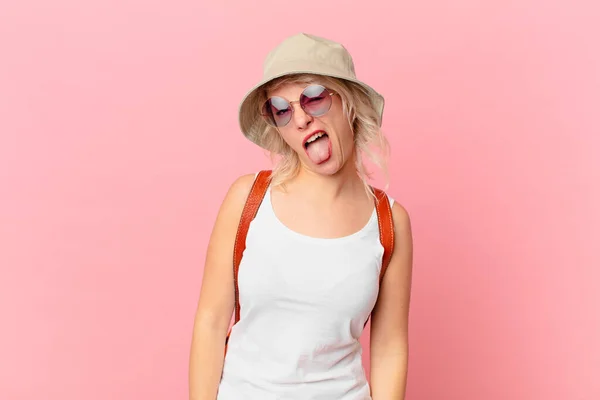 Jovem Mulher Bonita Com Atitude Alegre Rebelde Brincando Língua Furando — Fotografia de Stock