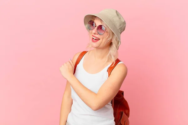 Young Pretty Woman Feeling Happy Facing Challenge Celebrating Summer Tourist — Stockfoto