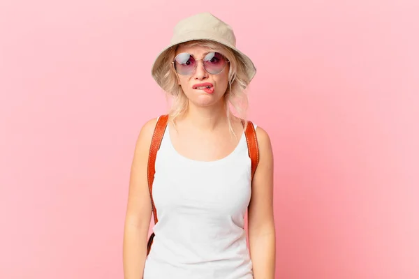 Young Pretty Woman Looking Puzzled Confused Summer Tourist Concept — Stockfoto