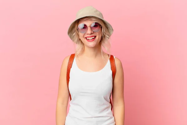 Young Pretty Woman Looking Happy Pleasantly Surprised Summer Tourist Concept — Stockfoto