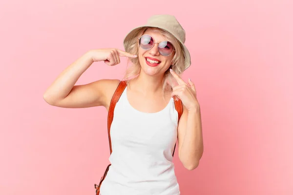 Jovem Mulher Bonita Sorrindo Confiantemente Apontando Para Próprio Sorriso Largo — Fotografia de Stock