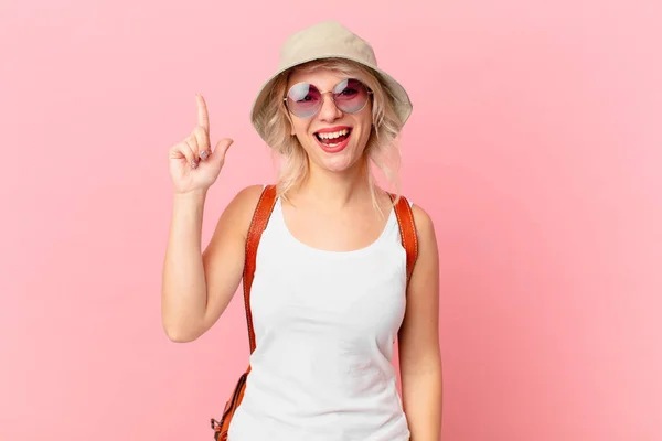 Young Pretty Woman Feeling Happy Excited Genius Realizing Idea Summer — Stock Photo, Image