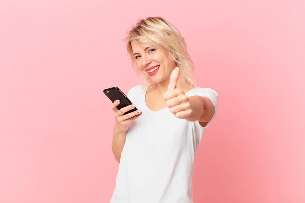 Giovane Bella Donna Sentirsi Orgogliosa Sorridendo Positivamente Con Pollici Concetto — Foto Stock