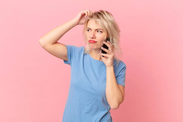 Giovane Bella Donna Sente Perplesso Confuso Graffiando Testa Concetto Cellula — Foto Stock