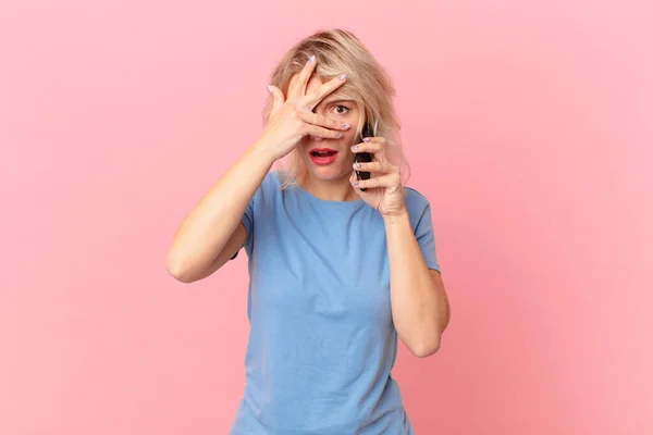 Jovem Bonita Mulher Olhando Chocado Assustado Aterrorizado Cobrindo Cara Com — Fotografia de Stock